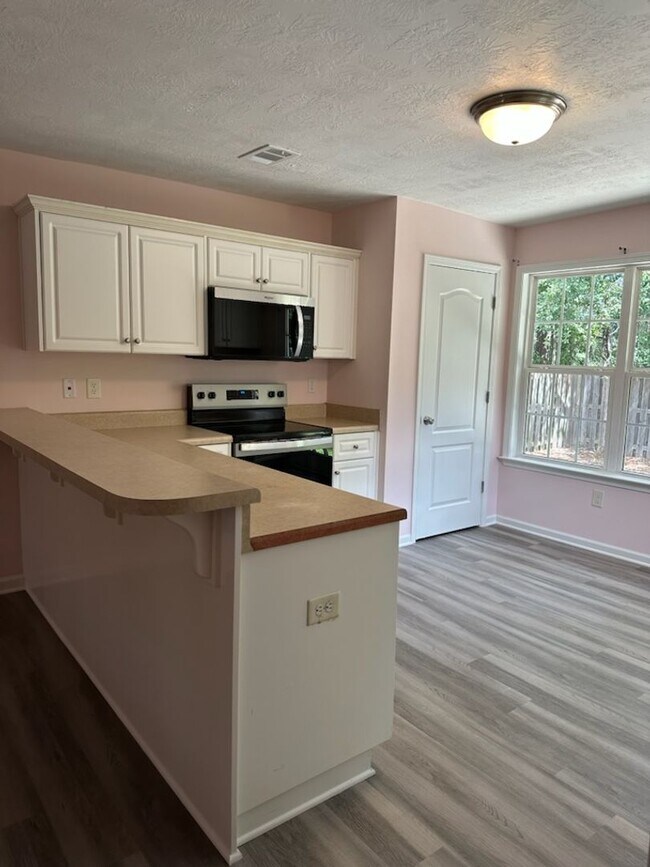 Building Photo - 3 BR/ 2 BA Attached Home