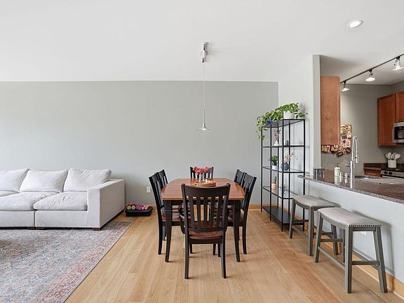 Building Photo - 1550 E Royall Pl