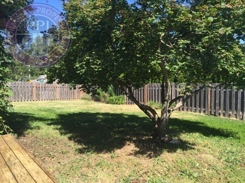 Building Photo - Oregon City Two Level Home with Large Backyard Pet Welcome