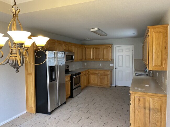 Building Photo - 4902 Hawthorne Way