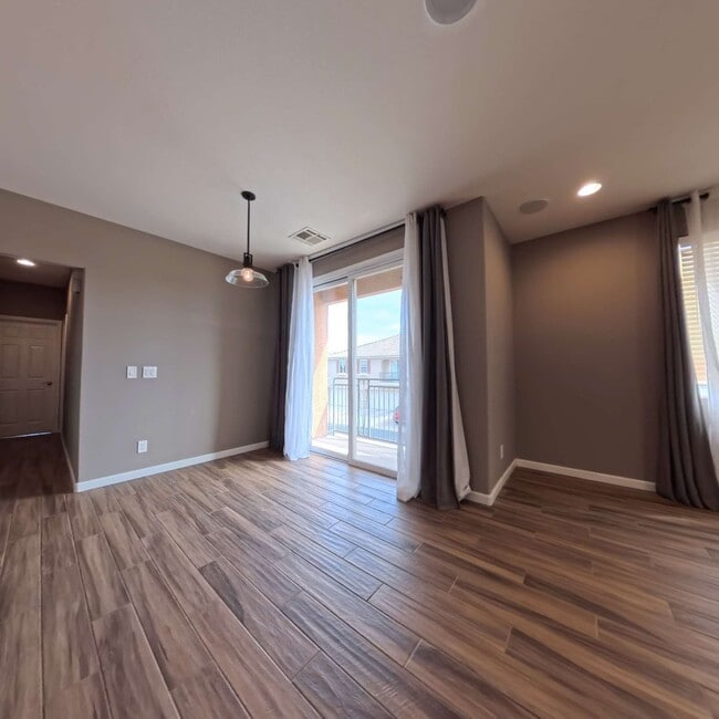 Building Photo - Stylish 2 bedroom 2 bathroom 1 Attached Car Garage at Tripoly South