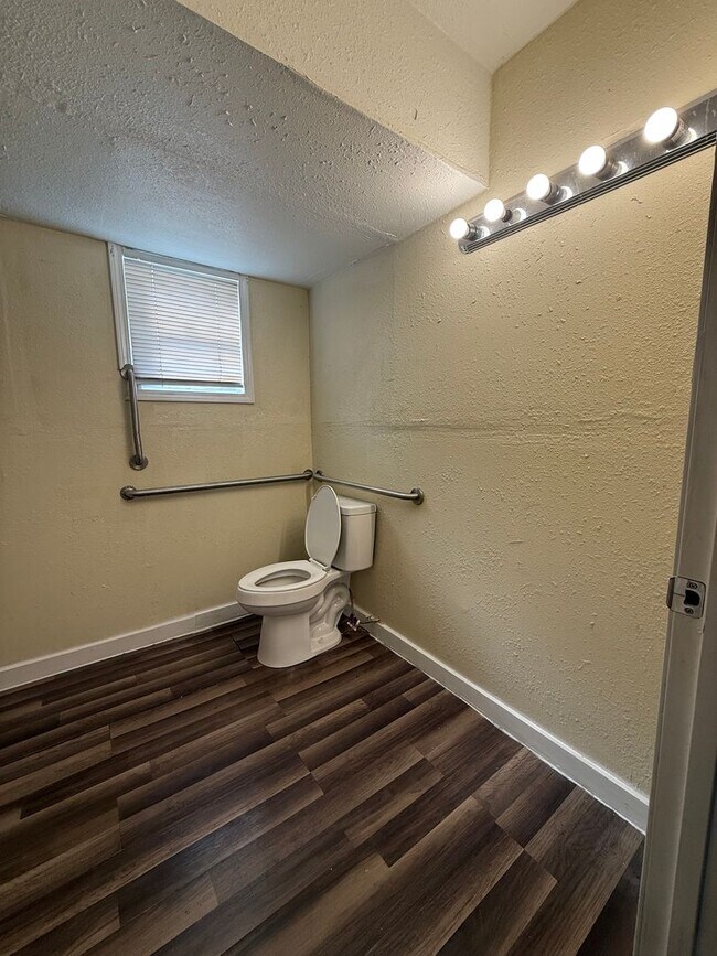 Building Photo - 1601 E Central Texas Expy