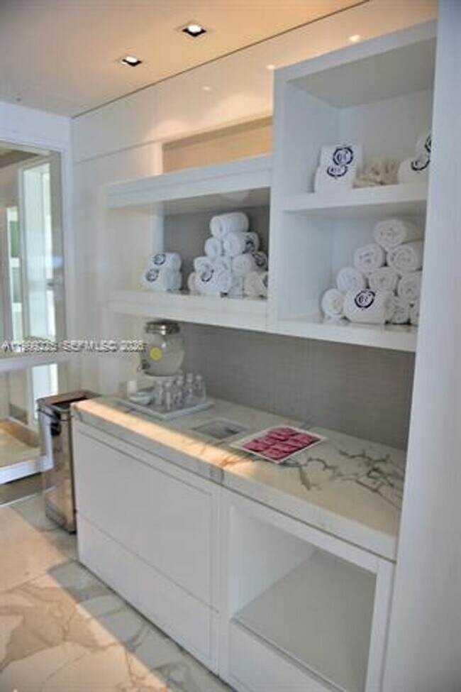 Building Photo - 17475 Collins Ave