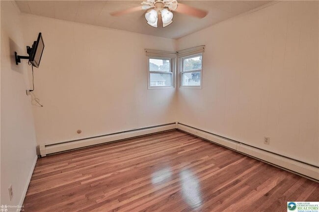 Building Photo - 1557 Greenview Dr
