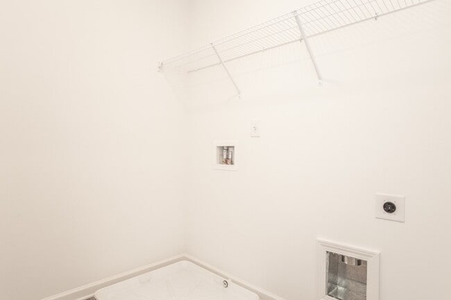 Building Photo - Beautifully designed 3-bedroom, 2.5-bath end-unit townhome in Suwanee