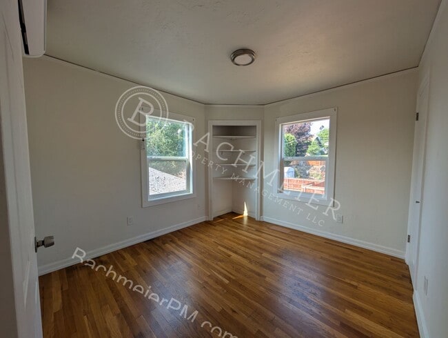 Building Photo - 900 NW Furnish Ave