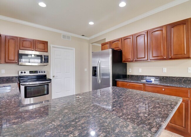 Building Photo - Ground Floor 2 BR, 2 BA condo with attached garage