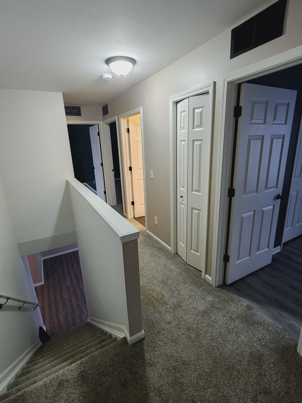 Building Photo - 5184 Meadow Crest Cir