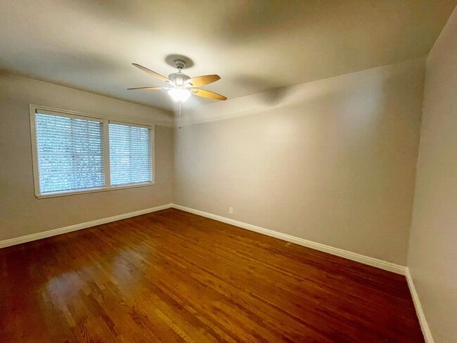 Building Photo - Beautiful Apartment in Small Duplex