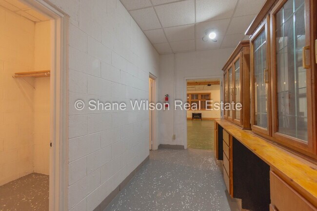 Building Photo - Commercial Property Ideal for Contractor t...