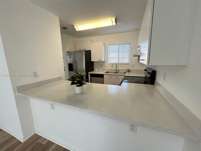 Building Photo - 6255 SW Kendale Lakes Cir