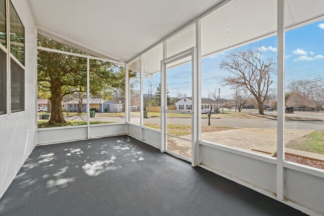 Building Photo - 1701 Wakefield Dr NE