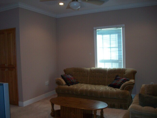 Building Photo - Spacious home in Woodlawn Estates