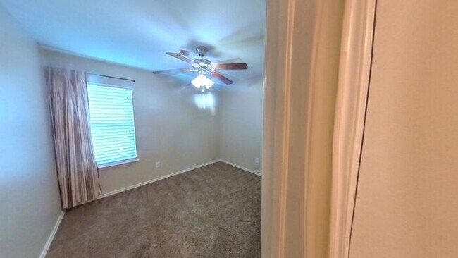 Building Photo - Yukon 4 Bed