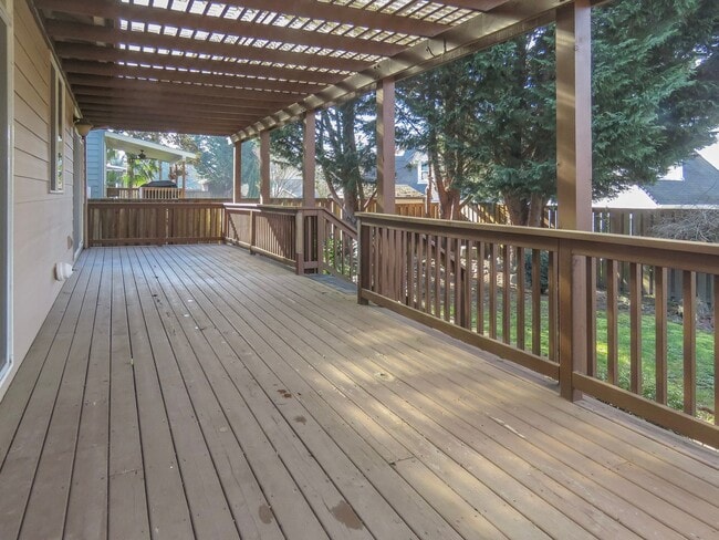 Building Photo - Master on Main- 3 Bedroom Plus 3 Bath Home...