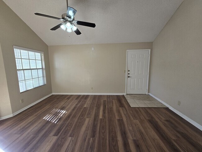 Building Photo - 1 Bed 1 Bath Third floor condo in Nice Community for Rent in Orlando $1349