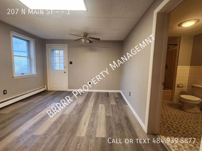 Building Photo - 207 N Main St