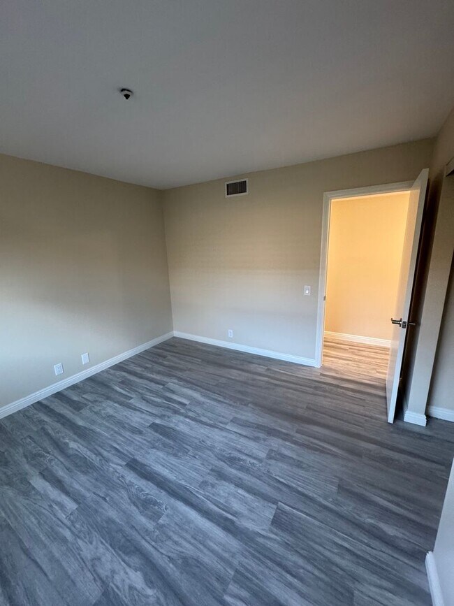 Building Photo - 106 Dije Ct