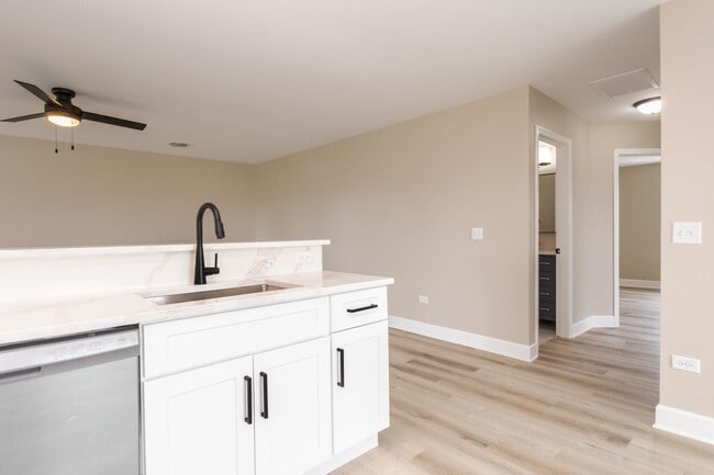Building Photo - 516 Carriage Ct