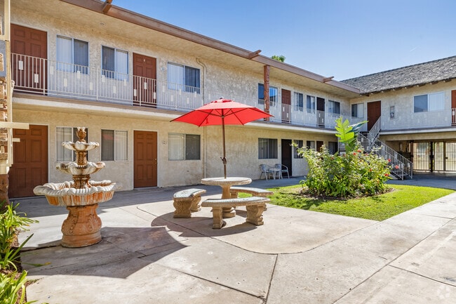 Courtyard - Tiki Aloha Apartments