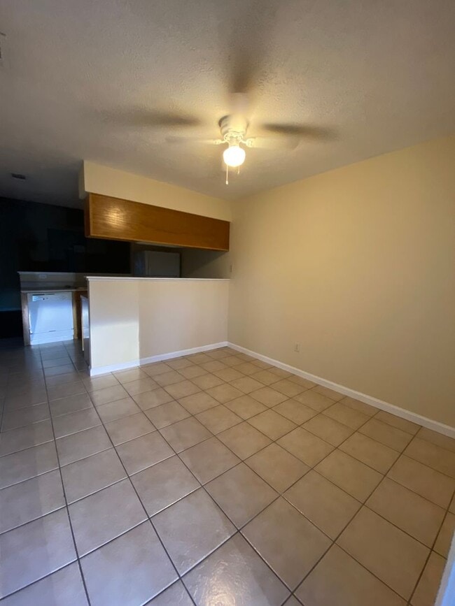 Building Photo - 2 Bdr/2bath townhome, great location!
