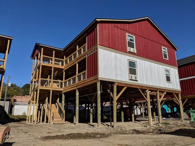 Building Photo - 37 Simpson St