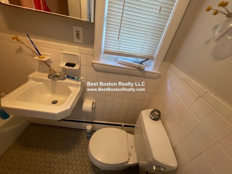 Building Photo - 7 Elmer St