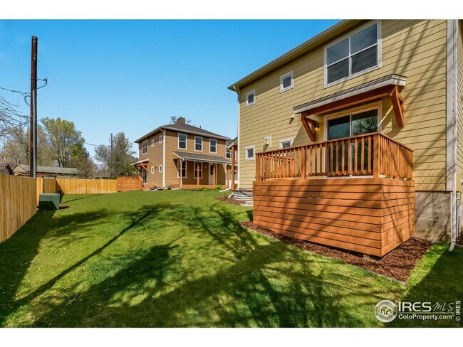 Building Photo - 4 Bedroom Townhome Available in Early Sept...