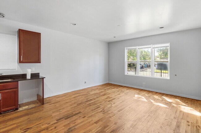 Building Photo - 1342 E 73rd St