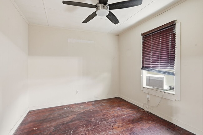 Building Photo - 140 Ambroise St