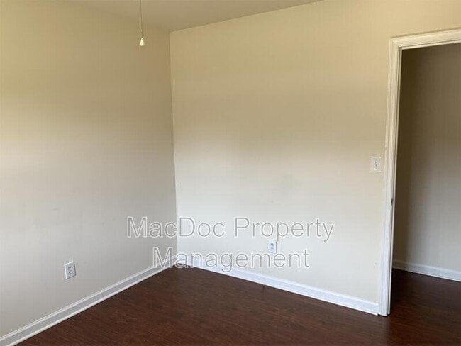 Building Photo - 918 Churchill Dr