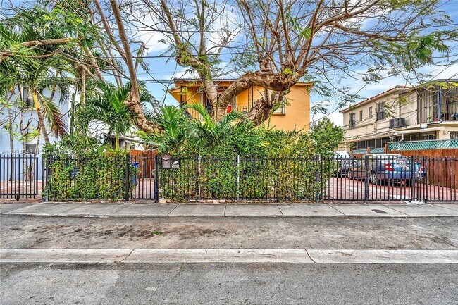 Building Photo - 935 SW 11th Ave