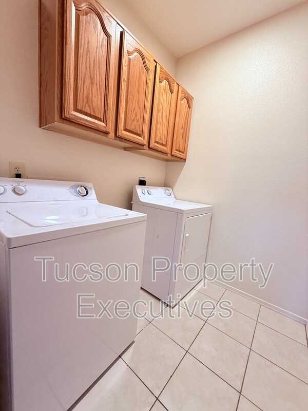 Building Photo - 2550 E River Rd