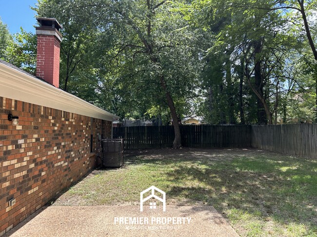 Building Photo - 3BR/2BA Memphis Rental with Attached 2-Car Garage & Hardwood Flooring