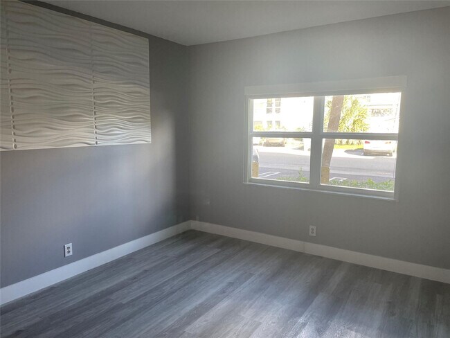 Building Photo - 400 N Riverside Dr