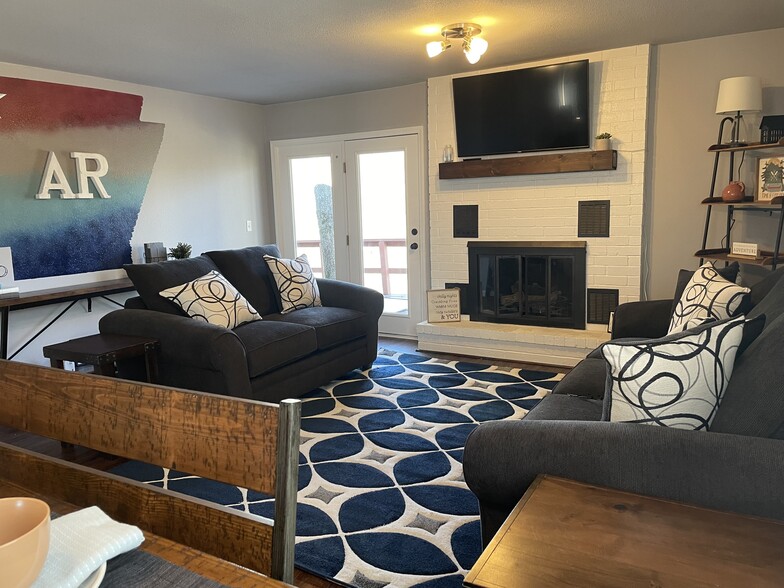 Living - 2300 Oakwood Ave