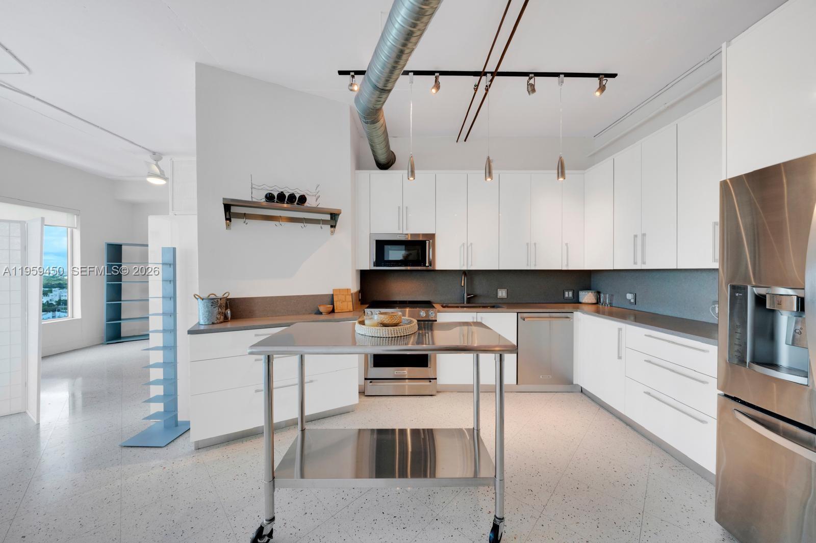 Building Photo - 10 SW South River Dr