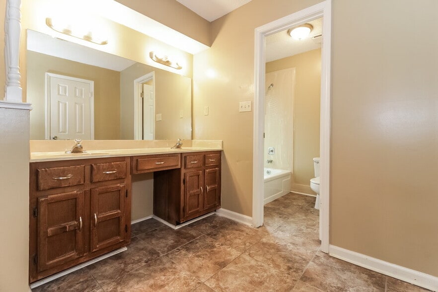 Building Photo - 6708 Henredon Dr