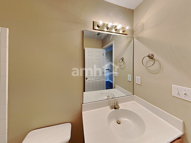 Building Photo - 1029 Chatsworth Ln