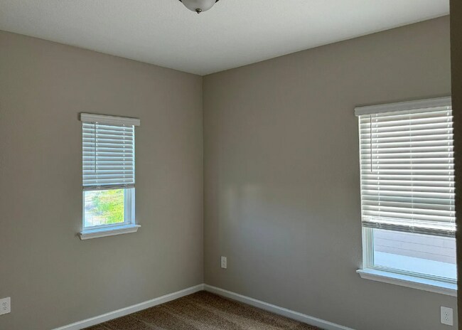 Building Photo - 657 Silver Landing Dr
