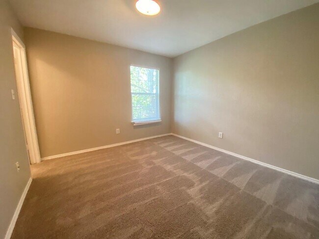 Building Photo - 330 Mistletoe Ln