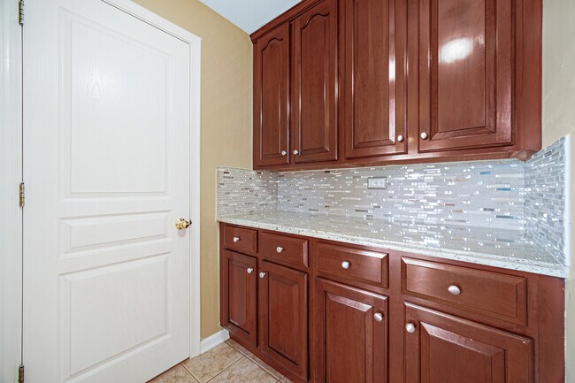 Building Photo - 1044 Oakhill Dr