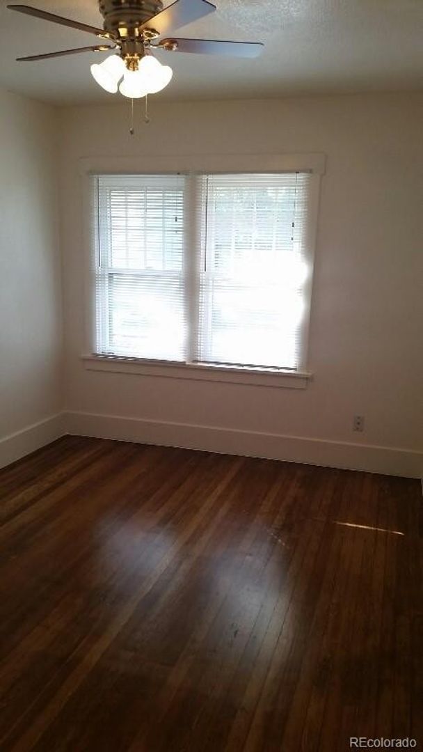 Building Photo - NICE 4-BEDROOM DUPLEX UNIT WITH GARAGE IN SUNNYSIDE! WATER, SEWER & TRASH INCLUDED!