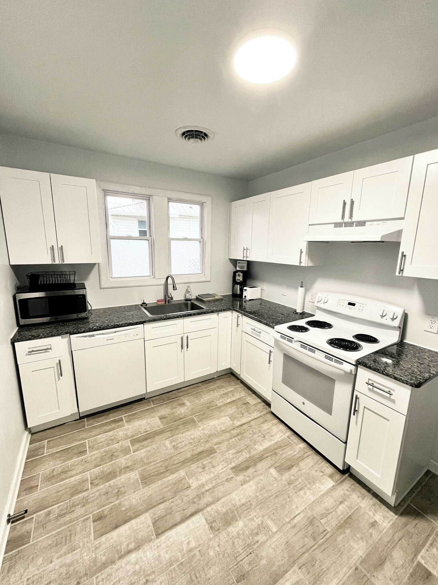 full kitchen - 711 Hamilton St