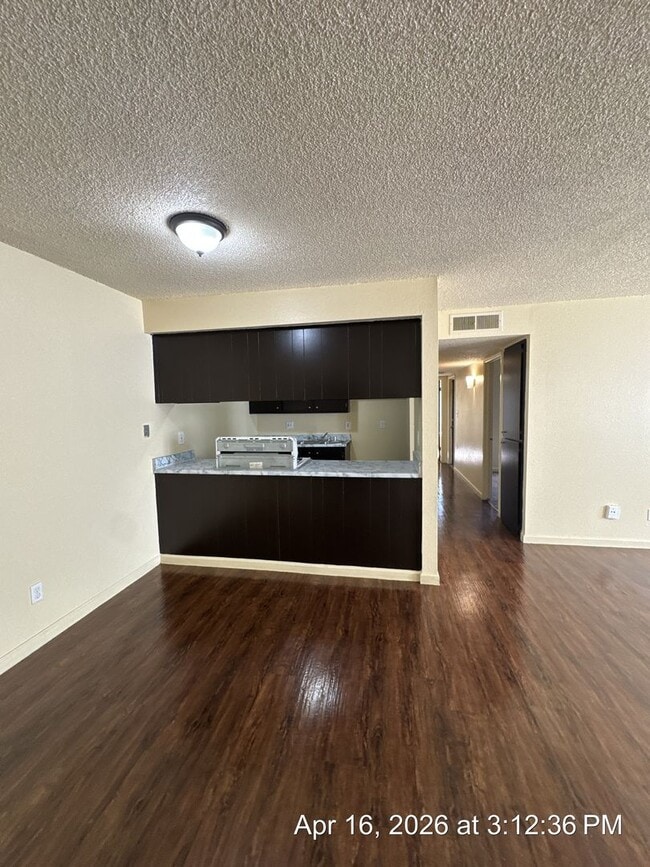 Building Photo - Downstairs Unit Move in Ready!