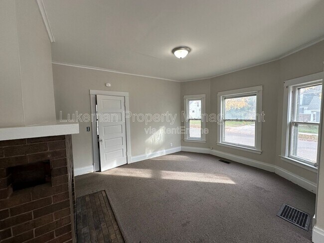 Building Photo - 802-806 West Cedar Street