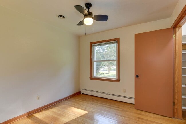 Building Photo - Welcome to Yorktown with a charming rural feel!