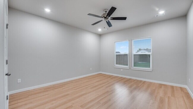 Building Photo - 4BR Home in Heart of Rogers – Near Downtown & Parks