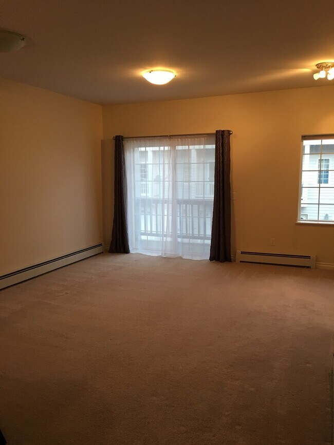 Building Photo - NEW CARPET THROUGHOUT| 2-Bedroom Townhome with Garage