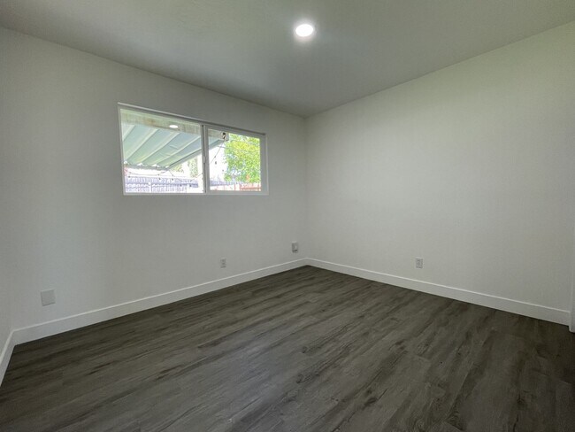 Building Photo - Newly Renovated 3bdrm 2bath Airy Oasis!